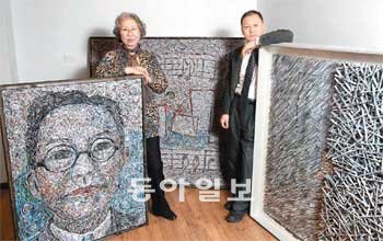 동아일보를 재료로 만든 대형 종이조형 작품을 창간 91주년을 기념해 기증한 서양화가 한성자(왼쪽) 서정학 작가. 두 사람은 “우리 사회와
국가를 위해 91년간 각별한 노력을 한 동아일보의 창간을 의미 있는 방식으로 축하하려 했다”고 말했다. 양회성 기자 yohan@donga.com