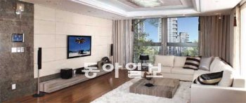 한국토지주택공사(LH)의 ‘마포 펜트라우스’ 152㎡ 거실. 천연 대리석과 원목이 조화를 이뤄 고급스러우면서도 따뜻한 분위기를 냈다. 한국토지주택공사 제공