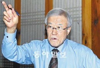 한국 원자력 개발의 산증인인 장인순 박사. 평생 원자력과 함께 살아온 노과학자는 “한국은 후쿠시마 원전과는 다른 안전한 모델을
채택하고 있다”며 “방사성 물질 누출도 우리에게 미치는 영향이 지구상에서 가장 적다”고 말했다. 서영수 전문기자
kuki@donga.com