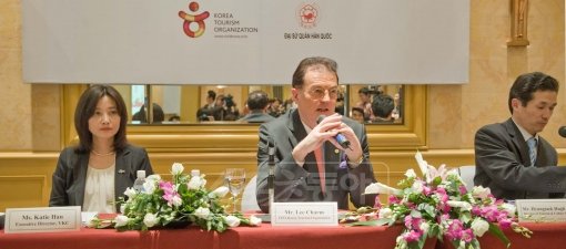 이참 한국관광공사 사장(가운데)이 베트남 하노이 대우호텔에서 열린 하노이지사 개소 및 한국방문의 해 유치판촉단 기자회견에서 인사말을 하고 있다.