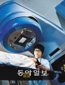 한 대학병원 의료진이 3차원 입체영상과 고에너지 방사선으로 몸 안에 있는 암세포만을 제거하는 암 치료 장비인 리니악으로 환자를 치료하고 있다. 방사선이 센 만큼 암세포 치사율도 높다. 동아일보DB