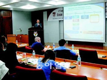 미국 샌버나디노 캘리포니아주립대 대학원생들이 지난달 31일 고려대에서 서울시 복지정책을 배우고 있다. 서울시 제공