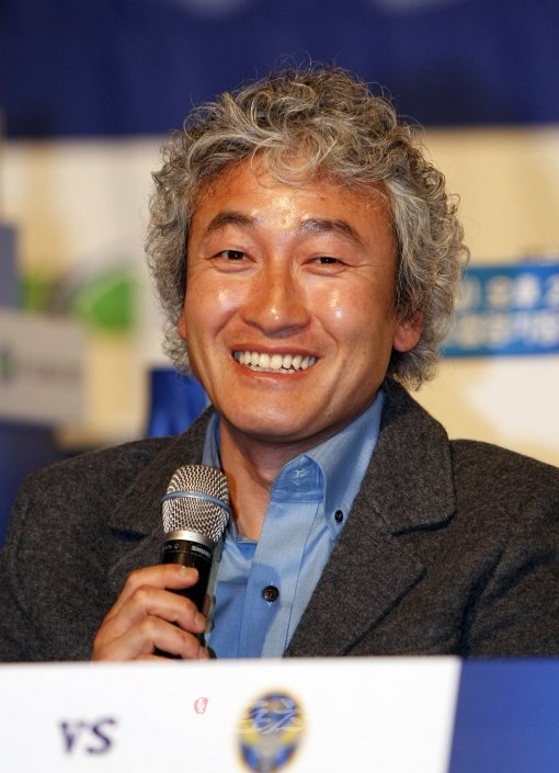 24일 홍은동 그랜드힐튼호텔 그랜드볼룸에서 열린 2011 K리그 개막 기자회견에서 상주상무 이수철감독이 기자들의 질문에 답하고 있다. 김종원기자 won@donga.com