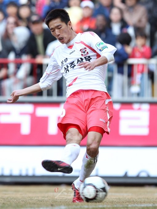 K리그에 포지션 파괴 바람이 불고 있다. 미드필더에서 공격수로 변신한 상주 상무 김정우가 연일 득점포를 가동하며 주목받고 있다. 3월13일 부산 아이파크 원정에서 역전골을 터뜨리고 있는 김정우. 스포츠동아DB.