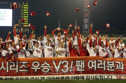 통계적으로 4월 순위가 최종 순위로 직결될 가능성은 높았다. 8개 구단 감독이 개막과 동시에 한 달간 총력전을 벌이는 이유다. 사진은 SK 선수단이 2010년 통합우승 후 환호하는 모습. SK는 지난해 4월부터 1위로 독주 태세를 갖춘 뒤 정규시즌 1위로 한국시리즈에 직행해 우승했다. 스포츠동아DB.