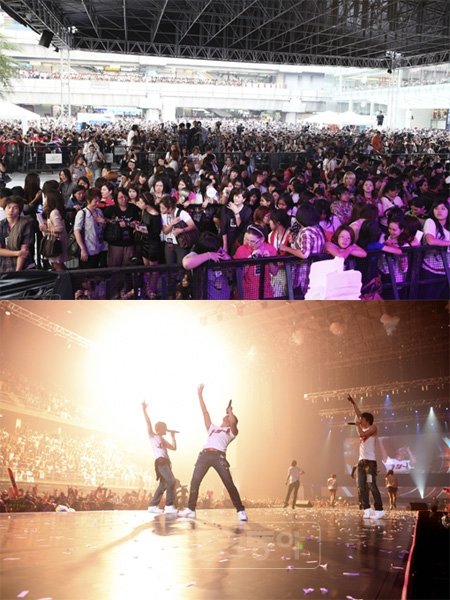 공연 시작 전 2만여 팬들이 JYJ를 기다리고 있고(위쪽사진), JYJ는 공연에서 화끈한 퍼포먼스로 팬들을 만족시켰다.