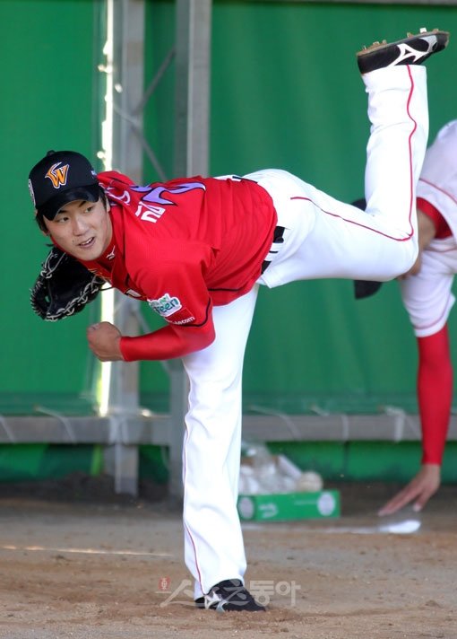 SK 김광현의 2011시즌 첫 출격은 5일 잠실 LG전이다. 김광현의 프로 데뷔 100번째 등판경기다. 김광현의 LG전 통산성적은 5승4패, 이름값에 걸맞지 않은 성적. 그러나 SK 김성근 감독은 LG의 좌타선을 공략하기 위해 김광현을 최상의 카드로 지목하고 선발호출 신호를 보냈다. 스포츠동아DB.