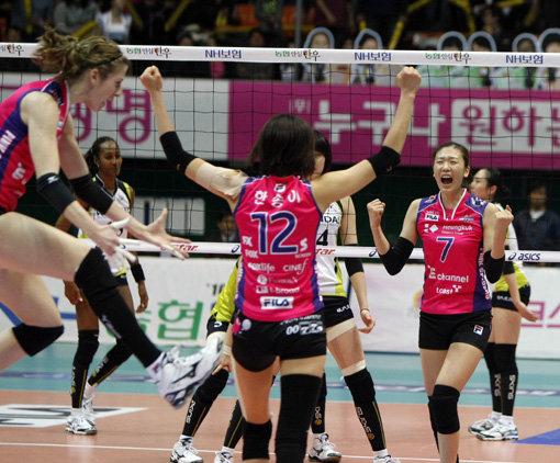 흥국생명 선수들이 4일 인천 도원시립체육관에서 열린 V리그 여자부 챔프전 4차전에서 현대건설을 누른 뒤 환호하고 있다.