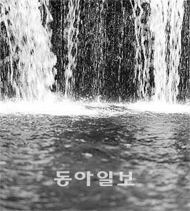 아날로그 흑백 프린트를 고집해 온 사진가 민병헌 씨의 ‘Water
fall’ 연작. ⓒ민병헌 한미사진미술관 제공