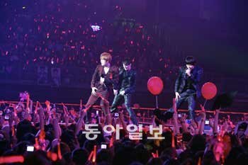 “가수로서 우리의 역량을 가늠해볼 수 있는 무대입니다.” 아이돌 그룹 ‘JYJ’의 김재중 김준수 박유천(왼쪽부터)이 태국 방콕 임팩트 아레나홀에서 열린 월드 투어 콘서트 무대에 올라 열창하고 있다. 프레인 제공