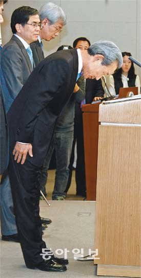 “심려 끼쳐 죄송합니다” 김종훈 통상교섭본부장이 4일 오후 서울 종로구 세종로 외교부 청사에서 한-유럽연합(EU) 자유무역협정(FTA)의 한글본 번역에 대한 재검독 결과를 발표하며 고개 숙여 사과하고 있다. 김미옥 기자 salt@donga.com