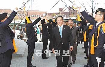 서울에 근무하는 영남대 동문들이 ROTC 후배들의 환영을 받으며 캠퍼스에 들어오고
있다. 영남대 제공