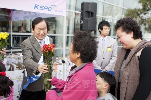 국민체육진흥공단이 경륜 경정 여성고객과 커플, 가족 고객들에게 장미를 선물하는 이벤트를 펼친다.