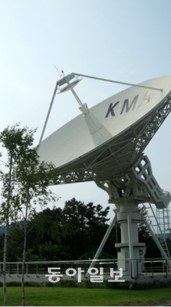 충북 진천군 국가기상위성센터에 설치된 대형 안테나. 이 안테나를 통해 천리안 위성이 촬영한 영상을 실시간으로 전송받는다. 국가기상위성센터 제공