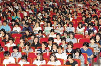 외국어고 입시설명회에 모인 학부모들의 진지한 표정. 자기주도학습전형에서는 내신과 학습계획서, 면접에 중점을 두고 준비할 필요가 있다. 동아일보DB