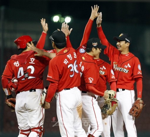 2011 프로야구 LG트윈스 대 SK와이번스 경기가 5일 잠실야구장에서 열렸다. 역전승을 거둔 SK 선수들이 경기 종료 후 하이파이브 하고 있다. 스포츠동아DB.