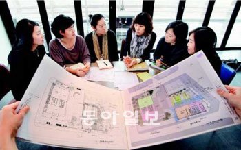 “사내 어린이집 이렇게 만들자” 지난달 28일 서울 삼성동 대웅제약 본사에서 기혼 여직원들이 9월 문을 열 사내 어린이집에 대한 아이디어 회의를 하고 있다. 회사는 전체 직원의 30%에 달하는 여성 인력이 일하기 좋은 환경을 조성하기 위해 본사 1층 298㎡(약 90평) 공간에 어린이집을 만들기로 결정했다. 홍진환 기자 jean@donga.com