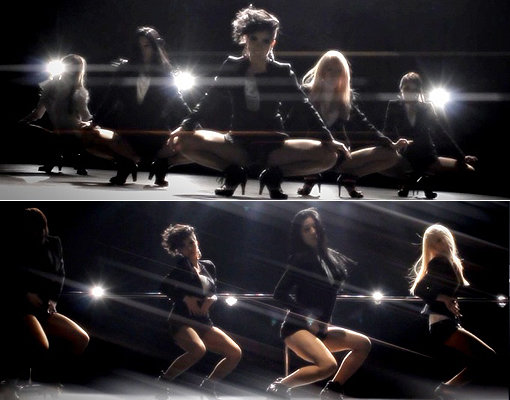 핫팬츠차림으로 ‘쩍벌춤’을 추는 브레이브걸스.