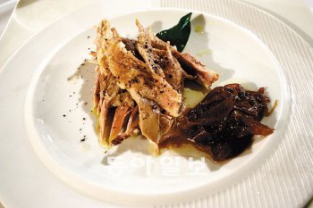 ‘지우스티’의 발사믹식초 조림양파를 곁들인 닭고기무침 요리. 김보연 씨 제공