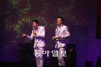 “관객을 무대에 올
라오게 해 함께 웃
을 수 있는… 자연
스럽게 흘러가는 게
소극장 공연의 묘미
죠.” 컬투는 관객들
의 웃음이 주는 에
너지가 그리워 소극
장으로 돌아왔다.
컬투엔터테인먼트 제공