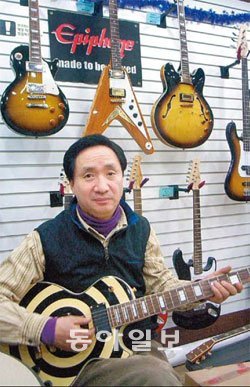 한국 기타 산업의 산증인인 김동진 전 깁슨코리아 지사장은 “이제야 제대로 된 국산 악기브랜드를 키워보고 싶은 욕심이 생겼다”고 말한다.