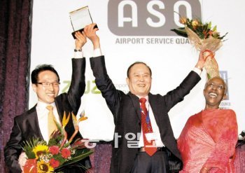 인천국제공항공사 이채욱 사장(가운데)이 7일 인도 뉴델리에서 열린 국제공항협의회 2010 공항서비스평가 시상식에서 ‘세계 최고 공항상’을 받고 있다. 인천국제공항공사 제공