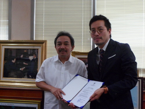 인도네시아 타탁 위란토 개발부 차관이 한경수사장에게 임명장을 주고 있다.