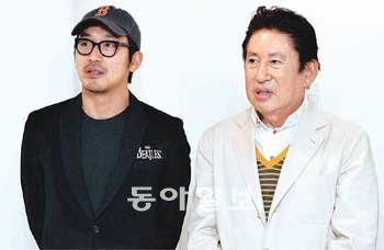 배우 김용건 씨(오른쪽)가 아들 하정우 씨를 보는 시선은 따뜻하면서도 냉철하다. 지
난달 대구에서 열린 하 씨의 그림 전시회에 부자가 나란히 서서 관람객을 맞고 있다.
김용건 씨 제공