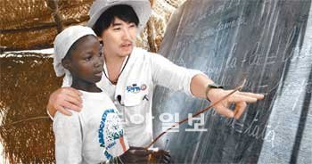 지난달 31일 차드 도고레 마을을 방문한 가수 이승철 씨가 이곳에 세워진 임시학교에 다니는 학생들과 함께 프랑스어 읽는 법을 공부하고 있다. 이 씨는 도고레 지역에 보건소와 유아원 등이 갖춰진 학교 건물을 세워 달라며 2억 원을 기부했다. 도고레=이원주 기자 takeoff@donga.com