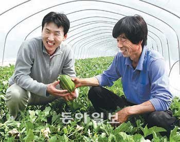 6일 경북 고령군 성산면의 파파야멜론 농장에서 유병묵 씨(오른쪽)와 이동권 이마트 신
선식품 바이어가 수확을 앞둔 파파야멜론을 살펴보며 이야기하고 있다. 이마트는 경북
고령 일대 69개 농가와 파파야멜론 재배 계약을 맺고 참외가 본격적으로 나오기 전 초
봄 제철과일로 파파야멜론을 육성할 계획이다. 이마트 제공