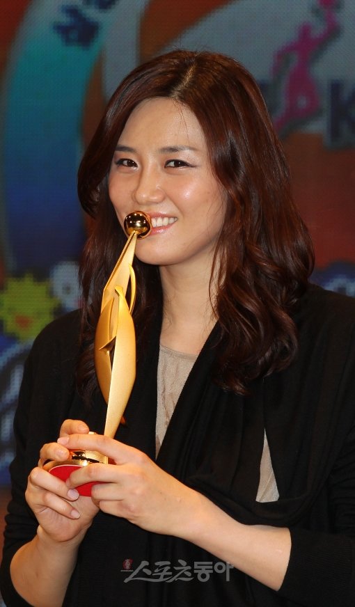 여자프로농구 정규리그 MVP 강영숙이 트로피에 입맞춤하고 있다. 국경원 기자 (트위터 @k1isonecut) onecut@donga.com