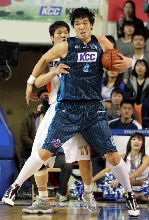KCC 하승진(앞)이 전자랜드 서장훈의 수비를 피해 골밑 돌파를 시도하는 모습. 전주｜박화용 기자 (트위터 @seven7sola) inphoto@donga,com