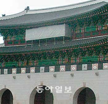 2010년 11월 광화문 현판의 균열 부위를 조사할 때 설치했던 비계. 이번 수리 과정에서도 이와 똑같이 비계를 설치한다. 문화재청 제공