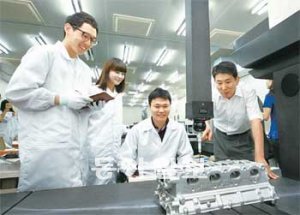 경기과학기술대 정밀기계과 이종대 교수(오른쪽)와 학생들이 3차원 측정 실습을 하고 있다. 경기과학기술대는 기존 공업 위주 학과 외에 정보 통신 및 경영, 모바일 관련 학과를 신설한 뒤 이달 1일 교명을 바꿨다. 경기과학기술대 제공