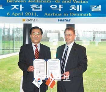 박준영 전남지사(왼쪽)는 6일 덴마크 베
스타스사 연구개발센터에서 안데르스 쇠
옌센 베스타스 사장과 풍력발전기 설비공
장 투자협약을 체결했다. 전남도 제공