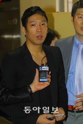 고의 발치로 병역을 면제받은 혐의로 기소된 가수 MC몽이 11일 오후 서울중앙지법에서
일부 무죄 선고를 받은 뒤 기자들의 질문에 답하고 있다. 원대연 기자 yeon72@donga.com
