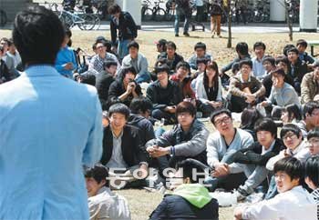 “비극 더는 없게…” 사제간의 대화 11일 KAIST 교정 잔디밭에 마련된 교수와 학생 간 대화 자리에 참석한 학생들이 발언자의 말에 귀를 기울이고 있다. KAIST는 11, 12일을 자살한 학생들에 대한 애도기간으로 정하고 모든 강의를 쉰 채 학과별로 교수와 학생 간 대화를 진행하고 있다. 대전=이종승 기자 urisesang@donga.com