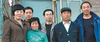 리웨이허 씨(오른쪽에서 두 번째) 부부가 집으로 찾아온 아들 친구들을 만나 흐뭇해 하고 있다. 사진 출처 바이두