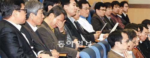 “학생들 아픔 공감 못했다” 11일 오후 비상총회를 연 KAIST 교수협의회 소속 교수들이 심각한 표정으로 회의를 하고 있다. 이날 교수들은 “KAIST는 새로운 리더십이 필요하다”며 “어린 학생들의 아픔을 충분히 공감하지 못한 교수들을 용서해 달라”고 밝혔다. 대전=이종승 기자 urisesang@donga.com