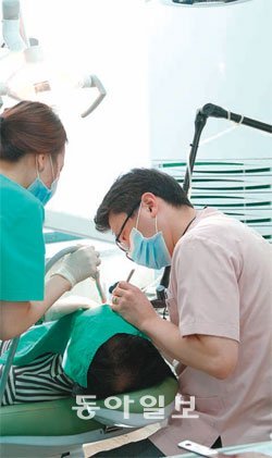 노인 임플란트 전문 룡플란트 치과의 진료모습
룡플란트치과 제공