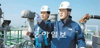 허창수 GS 회장(오른쪽)은 12일 경기 평택시 액화천연가스(LNG) 생산기지에서 GS건설이 시공하는 공사 현장을 방문해 안전관리의 중요성을 강조했다. GS그룹 제공