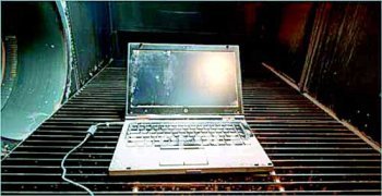 HP의 노트북 ‘엘리트북 p시리즈’는 미국 국방부의 적합성 테스트를 통과했다. 높은 데서 떨어뜨리고, 자동차로 밟아도 제대로 작동했다는 게 HP 측의 설명이다. HP 제공