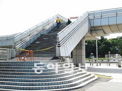 지바 마린스타디움으로 연결되는 육교는 붕괴 위험 때문에 통행이 금지됐다. 하지만 야구를 보러 가기 위해이 육교를 이용하는 현지 주민이 종종 눈에 띄었다.지바=황태훈 기자 beetlez@donga.com