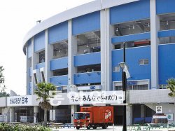 지바 롯데의 마린스타디움 입구에는 대지진으로 피해를 본 주민들을 위로하는 내용의 현수막이 걸려 있다. ‘힘내라 일본’ ‘지금이야말로 모두 화(和)의 힘으로’라는 구호가 눈에 띈다.