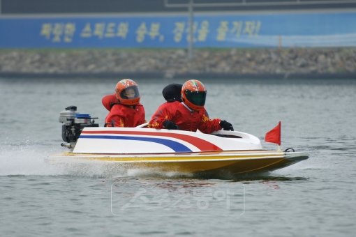 20일부터 미사리경정장에서 페어보트 이벤트를 즐길 수 있게 됐다. 페어보트는 경정용 모터보트와 달리 2인용이다. 경정선수가 뒷좌석에서 핸들과 가속 레버를 조작한다.
