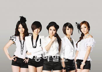 5인조 여성 그룹 ‘카라’의 인기가 일본에서 ‘제트코스터’를 탔다. 지난주 세 번째 싱글 ‘제트코스터 러브’를 발표한 카라는 6일 만에 일본 오리콘 주간 싱글 차트 1위에 올랐다. 해외 여성 가수가 싱글 발매 첫 주에 주간 차트 정상을 차지한 것은 1968년 1월 오리콘이 싱글 음반 순위를 발표한 지 43년 3개월 만에 처음이다. DSP미디어 제공