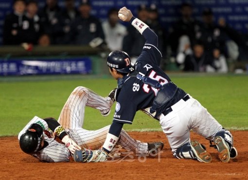 아쉽다  롯데 황재균(왼쪽)의 발이 조금만 더 빨랐거나, 두산의 중계플레이가 조금만 어긋났어도 롯데가 끝내기 승리를 거둘 수 
있었다. 12일 두산-롯데전은 연장 12회말 롯데 조성환의 2루타 때 황재균이 홈에서 두산 포수 양의지에게 아웃당하면서 시즌 첫 
무승부로 마감됐다. 사직 ｜ 박화용 기자 (트위터@matsri21) inphoto@donga.com