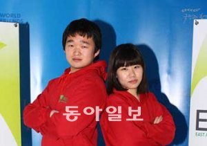 환경문제를 ‘디자인’으로 해석해낸 대학생 김상우 씨(왼쪽)와 성새롬 씨.