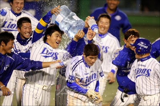 끝내기의 순간, 물통 세리머니를 어떻게 봐야 할까. KBO의 금지에도 불구하고 선수들과 팬들은 아쉬움을 토로하고 있다. 반면, ‘교육적으로 좋지 않다. 프로는 아마추어에도 본(本)이 돼야 한다’는 의견도 만만치 않다. 스포츠동아DB