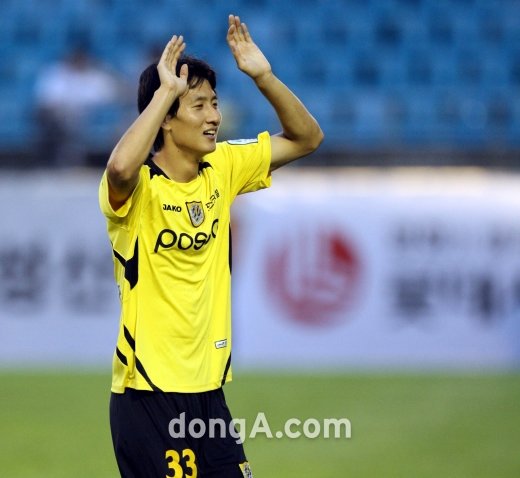 한국 축구의 미래를 짊어진 차세대 스트라이커 전남 지동원과 카톡 인터뷰를 했다. 미소가 예쁜 여성을 이상형이라 꼽은 그는 휴가가 주어진다면 침대에서 나오지 않겠다고 했다. 스포츠동아DB